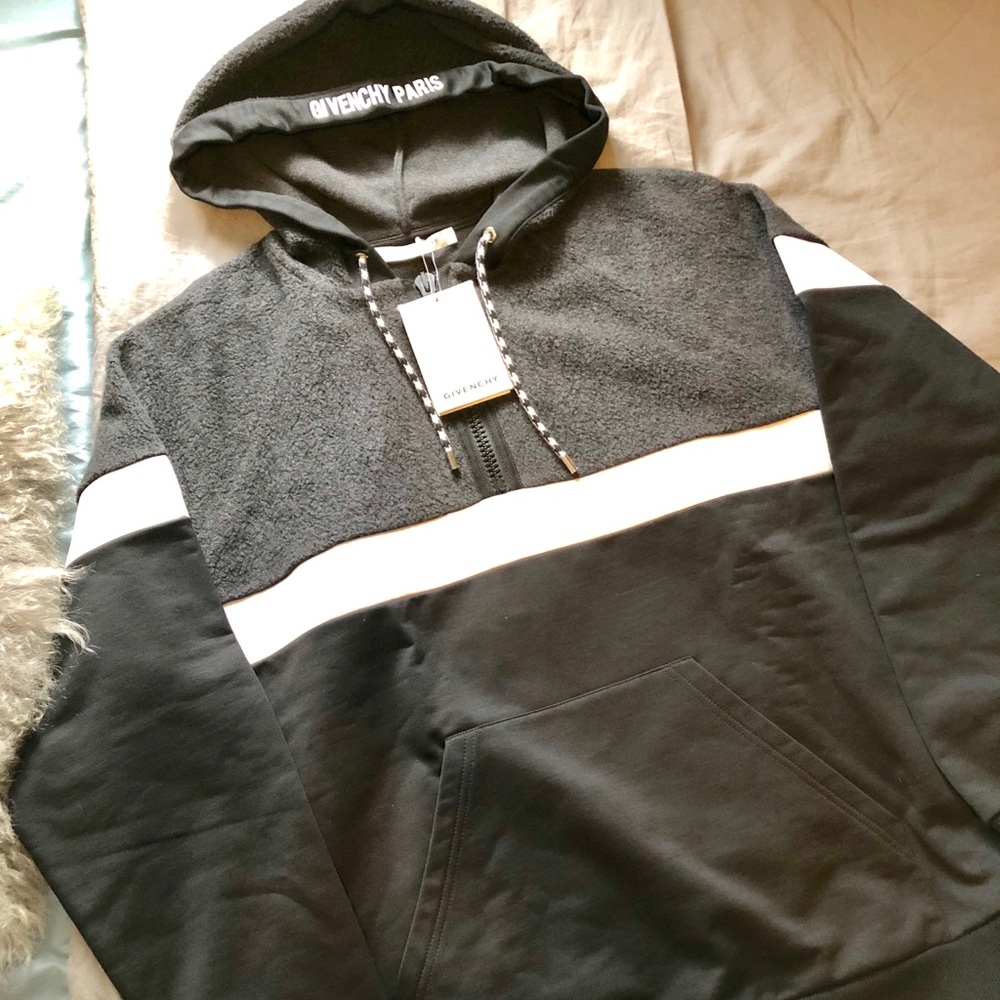 Givenchy - Picture 2 of 5